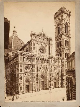 Dom Santa Maria del Fiore, Florenz: Seitenansicht Fassade mit Campanile, im Hintergrund Kuppel