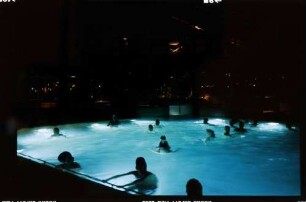 Freiburg: Freiburger Thermal-Mineralbad, Schwimmbecken von außen, mit Halle