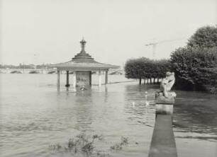 Pavillon mit Glockenspiel : Vormittags. Blick über die Elbe gegen den Pavillon mit Bronze-Glockenspiel (1938; P. Wolf) am Garten des Japanischen Palais und gegen die Marienbrücke