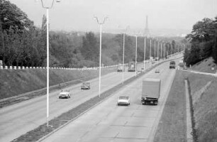 Paris: Autobahn West, mit Eiffelturm, bei Paris
