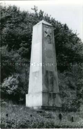 Gedenkstein auf dem Sowjetischen Ehrenfriedhof in Untermaßfeld