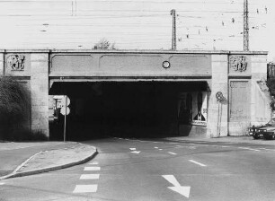 Eisenbahnbrücke mit Reiterrelief; Frankfurt, Leunastraße