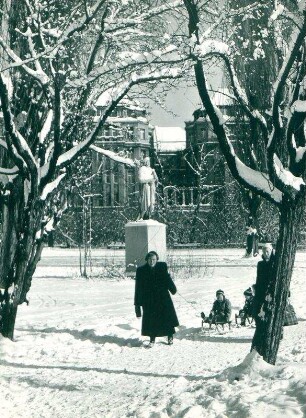 Berlin Charlottenburg. Schiller Denkmal im Schnee