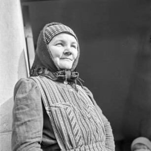 Frau mit Kopftuch und Schürze