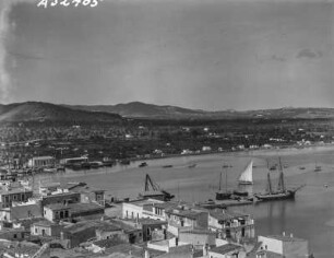 Ibiza-Stadt mit Hafen : Blick von der Bastion, Carrer del Calvari, vor der Kathedrale Santa Maria, auf die Stadt und den Hafen Ibiza