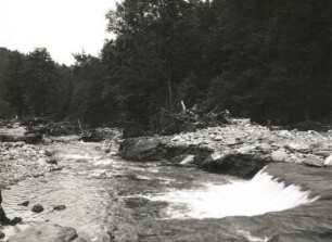 Unwetterkatastrophe im Osterzgebirge am 8./9. Juli 1927. Zerstörte Talwiesen am Hammergut Oelsengrund. "Unter dem Trümmerhaufen der alte, zugeschüttete Wasserlauf, links das neugegrabene Bett"