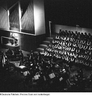 Neuer Chor Dresden, Kinder- und Jugendchor sowie Knabenchor Dresden unter Chorleiter Manfred Winter. Konzert mit dem Staatlichen Sinfonieorchester Pirna im Kulturpalast Dresden (Moderatorin Traute Richter), 25.05.1975