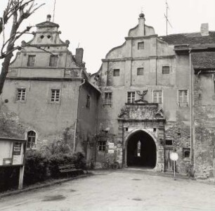 Sonnewalde, Schloss, Vorderschloss, Flügel- und Torbau von Südosten