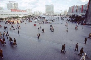 Berlin-Mitte. Alexanderplatz zum ersten Mai. Blick zum Haus des Lehrers