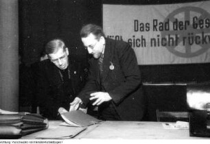 Dresden. Volkskongreßbewegung - 2. Deutscher Volkskongreß. Wilhelm Koenen auf dem Landeskongreß für Einheit und Frieden in Dresden (rechts im Bild), 1. März 1948