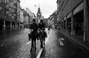 Freiburg: Zwei Reiterinnen in der Kaiser-Joseph-Straße