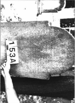 Grabstein 153 (Index: 100085443) Zustand: stark verwittert Maße HxBxT: 119x51x23 cm Beschreibung: Stele, profiliert. Sockel, eingezog. Rundbogenabschl. , Schriftfeld eingetieft: Grabstein 153A