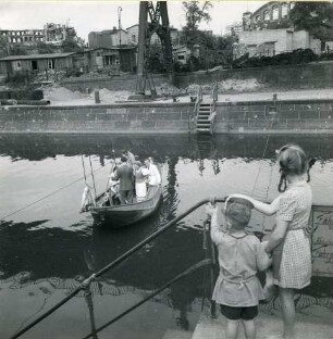 Berlin-Kreuzberg. Interimsfährstelle mit Querseilfähre am Landwehrkanal (unweit der zerstörten Möckernbrücke). Blick von der Anlegestelle Tempelhofer Ufer zur Anlegestelle Hallesches Ufer