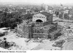 Opernhaus. Beginn der Sanierung von Mauerwerkskronen und Auflagebereichen für die neuen Dachbinder des Zuschauerraumes