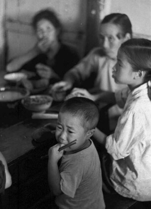 Familie am Esstisch (China 1959)