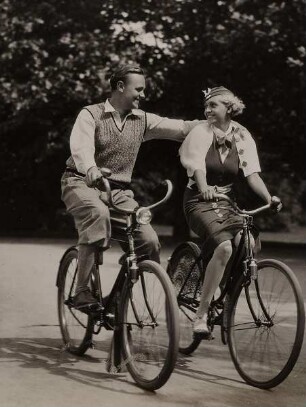 Paar auf Fahrrädern