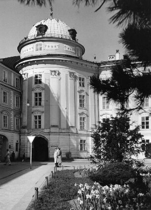 Innsbruck-Altstadt. Hofburg (1765-1766; K. Walter von Pfeilsberg, J. M. Gumpp). Teilansicht