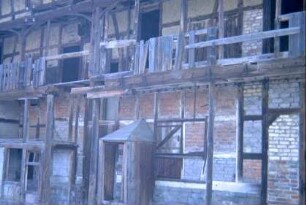 Haus mit Laubengang, sanierungsbedürftig