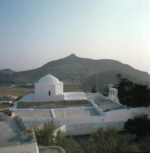 Patmos, Chora. Klosterkirche. Auf der Südseite. Dahinter Profitis-Elias-Berg, 269m