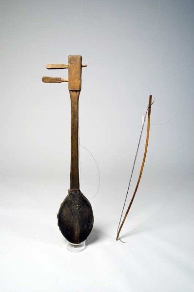 Bowl-necked lute with bow