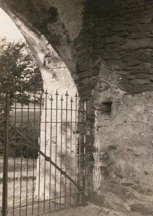 Frankenberg/Sachsen-Sachsenburg-Irbersdorf. Evangelische Pfarrkirche Sachsenburg-Irbersdorf. Torhaus (1486/1500) des Kirchhofes. Mauerkanal des Sperrbalkens