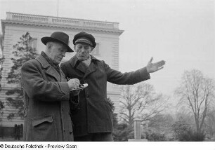 Zwei Männer vor dem Weißen Haus