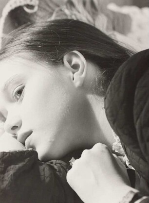 "falling asleep", Modeaufnahme, Modell Beth Wilson in der Wartehalle