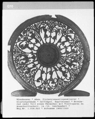Bodenplatte eines Radleuchters mit heraldischen Tieren