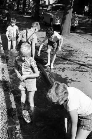 Freiburg: Kinder spielen im Bächle