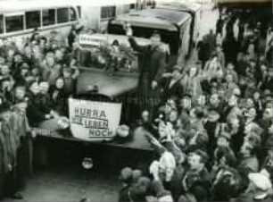 Die ersten Reisebusse fahren nach dem Ende der Blockade von Berlin nach Westdeutschland