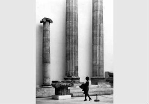 Besucher im Saal der hellenistischen Architektur im Pergamonmuseum
