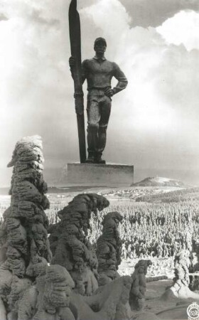Winterlandschaft mit Geisingberg und Skiläufer-Denkmal : Hahn, Walter: Winterlandschaft mit Geisingberg und Skiläufer-Denkmal. Fotomontage. 1931
