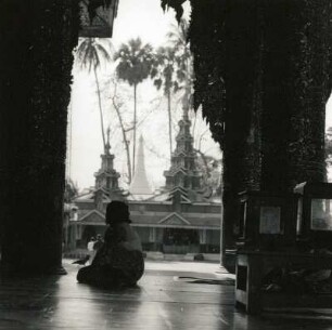 Myanmar (Burma), Rangoon (Rangun). Vor der Shwe-Dagon-Pagode (14. Jahrhundert)