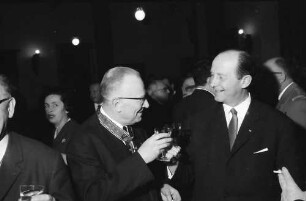 Freiburg: Kaufhaussaal; Großes Bundesverdienstkreuz für Colmars Oberbürgermeister Joseph Rey; Ministerpräsident Dr. Hans Filbinger überreicht Großes Bundesverdienstkreuz und beglückwünscht Oberbürgermeister Joseph Rey