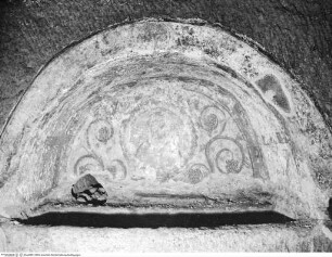 Arcosolium mit Bildnis des Verstorbenen im Clipeus