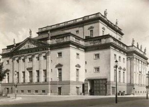 Berlin. Opernhaus (1741-1743, G. W. Knobelsdorff; Wiederaufbau 1951-1955, R. Paulick)