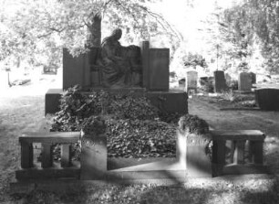 Grabmal für Martin Sitzmann (gestorben 1937). Sandstein, Zinkgußfigur. Dresden-Johannstadt, Trinitatisfriedhof