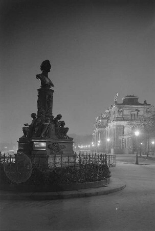 Dresden. Brühlsche Terrasse mit Rietscheldenkmal (J. Schilling, 1868-1876)