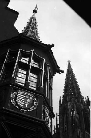 Freiburg: Kaufhauserker und Münsterturm