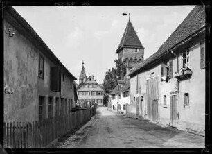 Schwäbisch Gmünd. Gasse mit Blick zum Wasser- und Schmiedtorturm