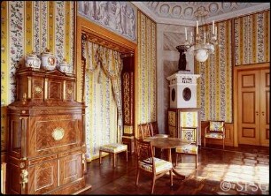 Berlin, Schloss Charlottenburg, Winterkammern König Friedrich Wilhems II., Schlafkammer, R. 350, Blick u.a. auf den Ofen und Schreibschrank.