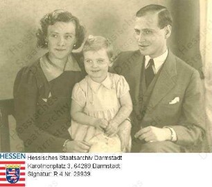 Ludwig Prinz v. Hessen und bei Rhein (1908-1968) / Porträt mit Familie / Gruppenaufnahme v.l.n.r.: Ehefrau Prinzessin Margaret geb. Geddes (1913-1997), Adoptivtochter Johanna (1936-1939) und Prinz Ludwig