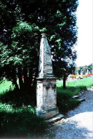 Grabstein des Forstmeisters Steinmetz auf dem Friedhof