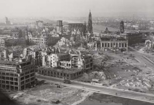 Dresden. Blick vom Rathausturm zum Residenzschloss, Hofkirche, Johanneum und Ständehaus nach Nordwesten