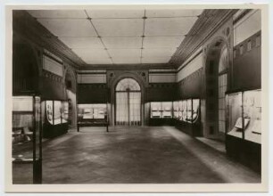 Dresden-Neustadt. Japanisches Palais. Sächsische Landesbibliothek. Buchmuseum. Eingangsaal mit Vitrinen (vor 1935; Ernst Rockhausen Söhne)