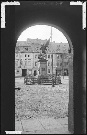 Penig. Blick aus dem Rathaus auf den Markt