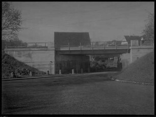 Fichtenberg: Bahnbrücke über Straße