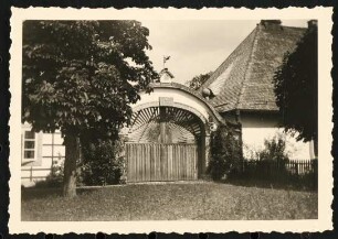Landhaus Dr. Wolfgang Huck, Bischofswiesen: Hofeinfahrt, Tor
