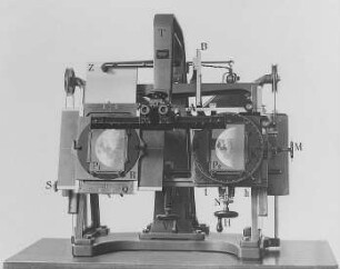 Stereokomparator nach Pulfrich (Zeiss), für binokulare Beobachtung : Technikgeschichte | Physik | Optik | Geodätische Instrumente