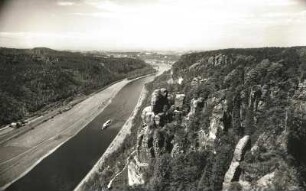 Sächsische Schweiz. Elbtal und Wartturm. Blick von der Bastei elbabwärts